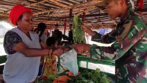 Pasar Rakyat Satgas Yonif MR 412, Dongkrak Perekonomian Masyarakat Pedalaman Papua