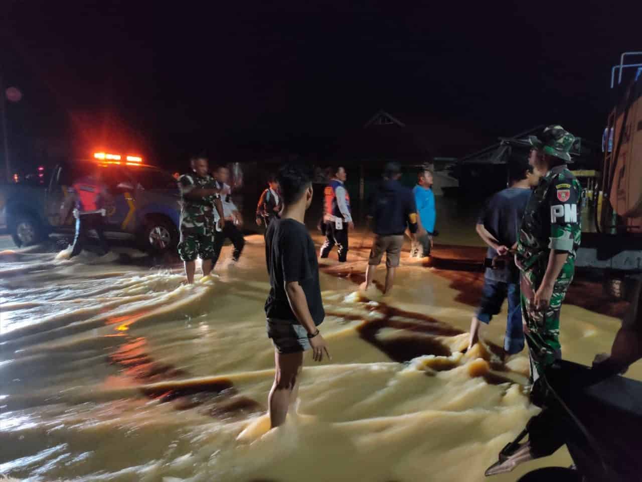 Prajurit Subdenpom VI/1-3 Sangatta Bantu Evakuasi Masyarakat Korban Banjir