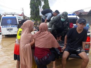 Prajurit Subdenpom VI/1-3 Sangatta Bantu Evakuasi Masyarakat Korban Banjir