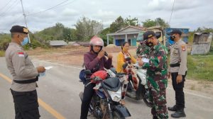 Sinergitas Anggota Satgas Yonif 144/JY Bersama Polri Bagikan Masker Warga di Perbatasan