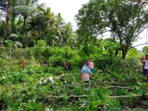 Satgas Kodim Maluku Utara Yonif RK 732/Banau Bersama Masyarakat Gotong-royong Bersihkan Lingkungan Bandara