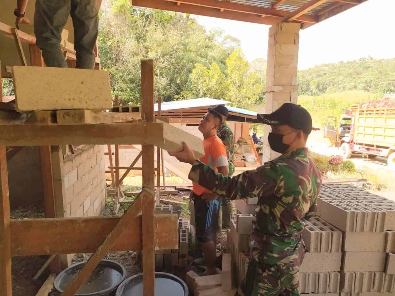 Anggota Satgas Yonif 144/JY Bantu Pembuatan Rumah Warga di Perbatasan