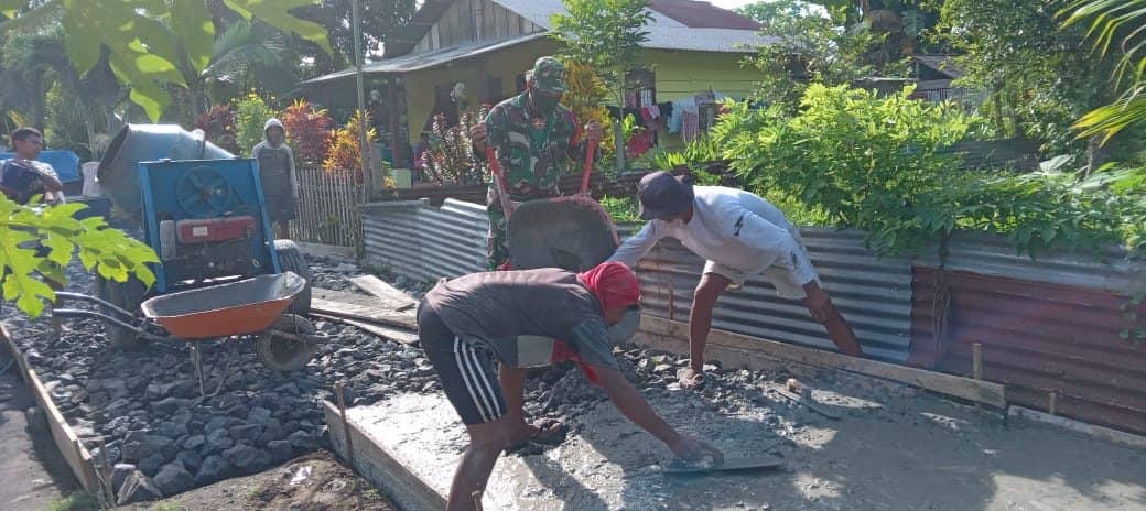 Berikan Motivasi, Babinsa Koramil 1508-01/Tobelo Kerja Bakti Pengecoran Jalan Bersama Warga