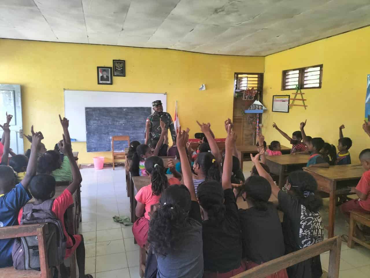Tingkatkan Motivasi Belajar, Satgas Yonif 743/PSY Bantu Mengajar Di SD Perbatasan