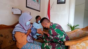 Satgas Kodim Maluku Utara Yonif RK 732/Banau Berikan Layanan Pengobatan gratis