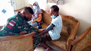 Satgas Kodim Maluku Utara Yonif RK 732/Banau Berikan Layanan Pengobatan gratis