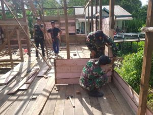 Personel Satgas Yonif 144/JY Bantu Pembuatan Rumah Warga di Perbatasan