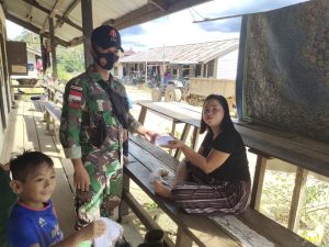 Anggota Satgas Yonif 144/JY Bagikan Masker ke Rumah Warga di Perbatasan
