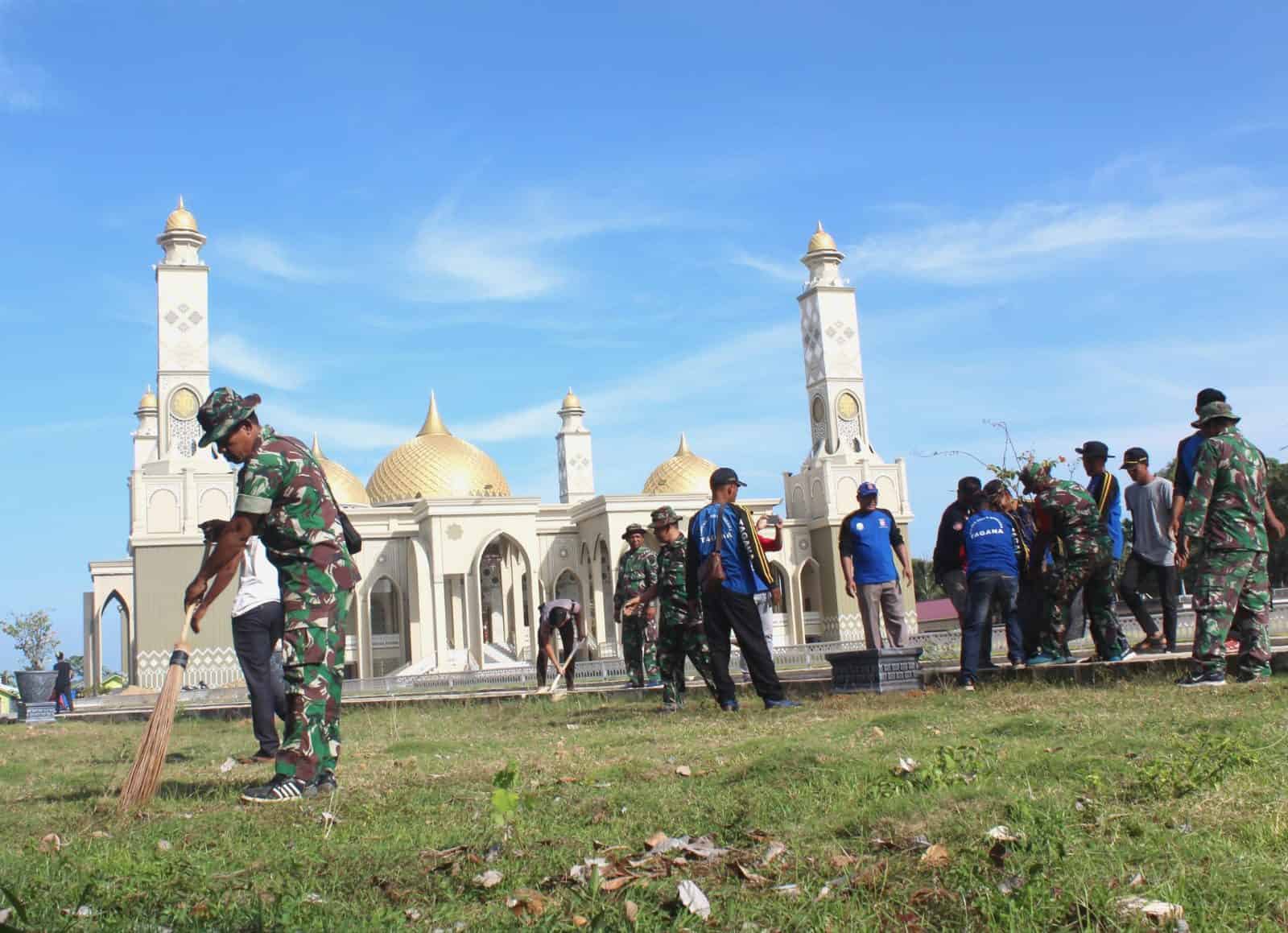 Jelang Ramadhan, TNI dan Komponen Masyarakat di Abdya Gotong Royong Bersihkan Masjid