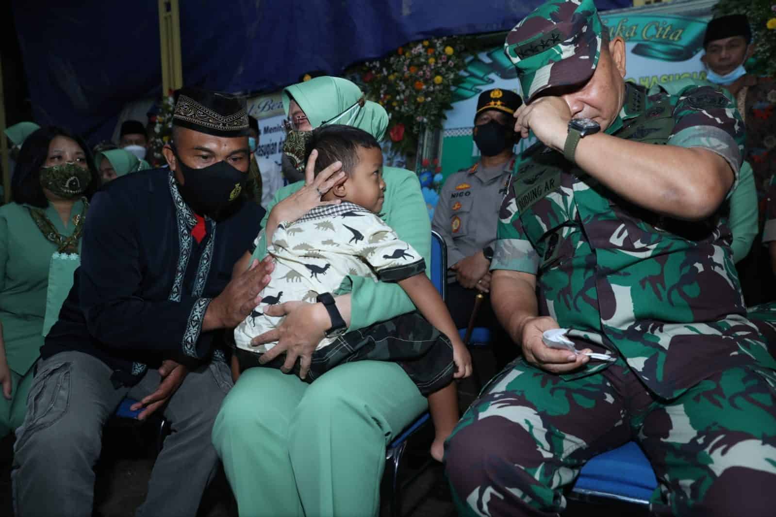 Tangis Haru Kasad Saat Mengunjungi Anak Sertu Eka, Korban Kebiadaban KKB Papua