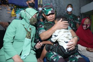 Tangis Haru Kasad Saat Mengunjungi Anak Sertu Eka, Korban Kebiadaban KKB Papua