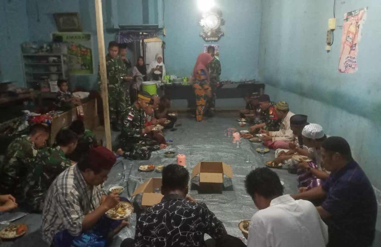 Buka Puasa Bersama, Wujud Kedekatan Satgas Pamtas Yonif 711/RKS Dengan Warga Kampung Skouw Sae