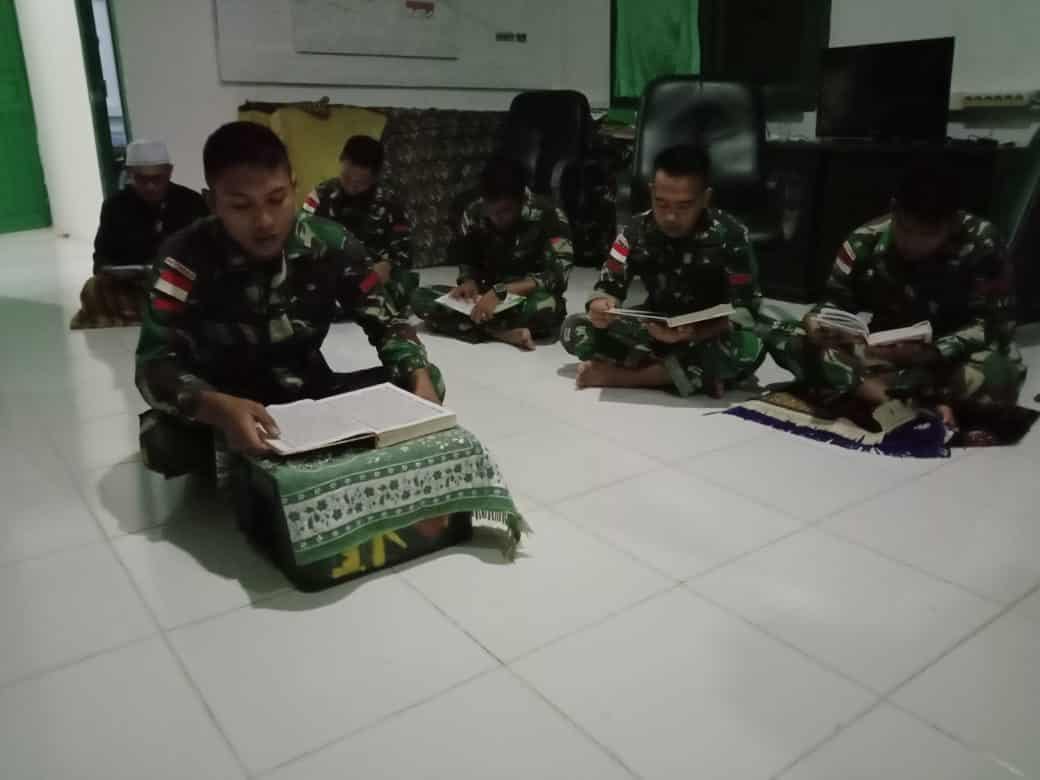 Jalin Kebersamaan, Personel Satgas Yonif 144/JY Shalat Tarawih dan Tadarus Bersama Warga di Perbatasan