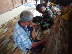 Sambangi Rumah Warga, Satgas Yonif 144/JY Berikan Layanan Pengobatan Gratis di Perbatasan