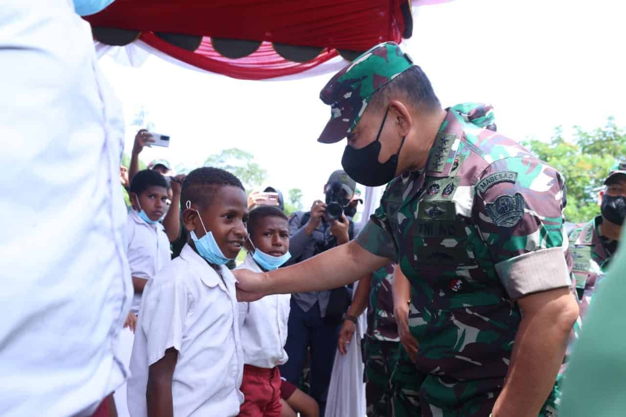 Kasad : Kalau Ada Kesulitan, Laporkan Ke Bapak TNI Di Sini