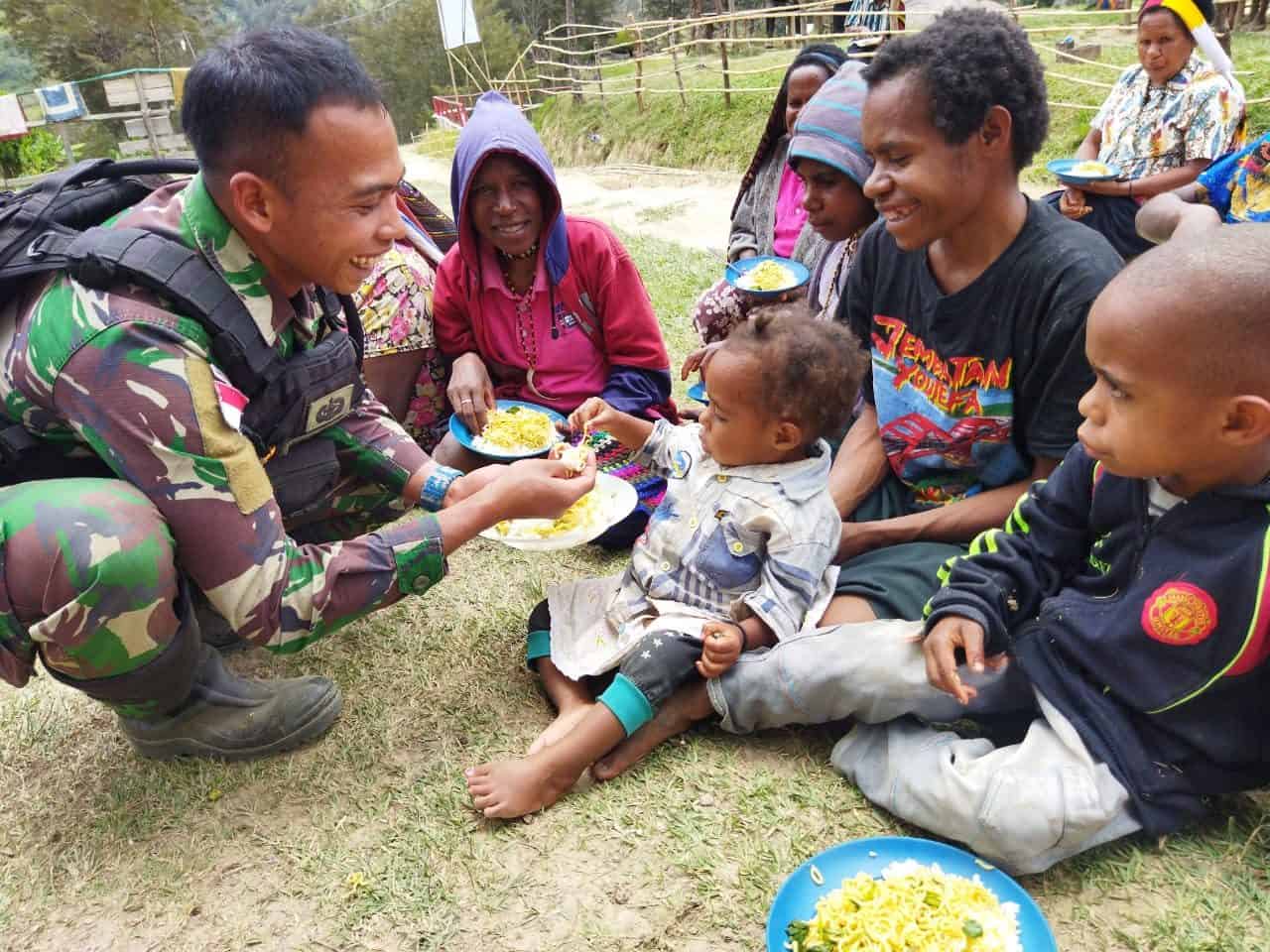 Berbagi Kasih, Satgas Yonif MR 412 Gelar Minggu Berkah di Pedalaman Papua