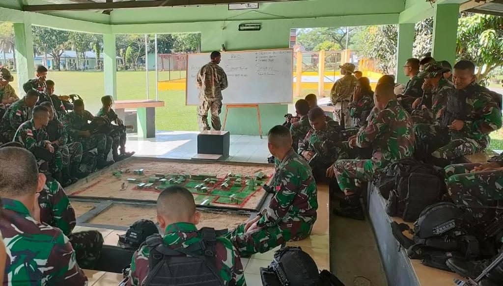 Prajurit Batalyon Raider 100/PS Latihan Pertempuran “Raid” Bersama Tim MTT SFAB US Army