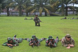 Prajurit Batalyon Raider 100/PS Latihan Pertempuran “Raid” Bersama Tim MTT SFAB US Army