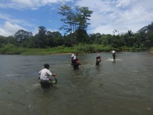 Anggota Satgas Yonif 144/JY Bantu Seberangkan Siswa Sekolah di Sungai Perbatasan
