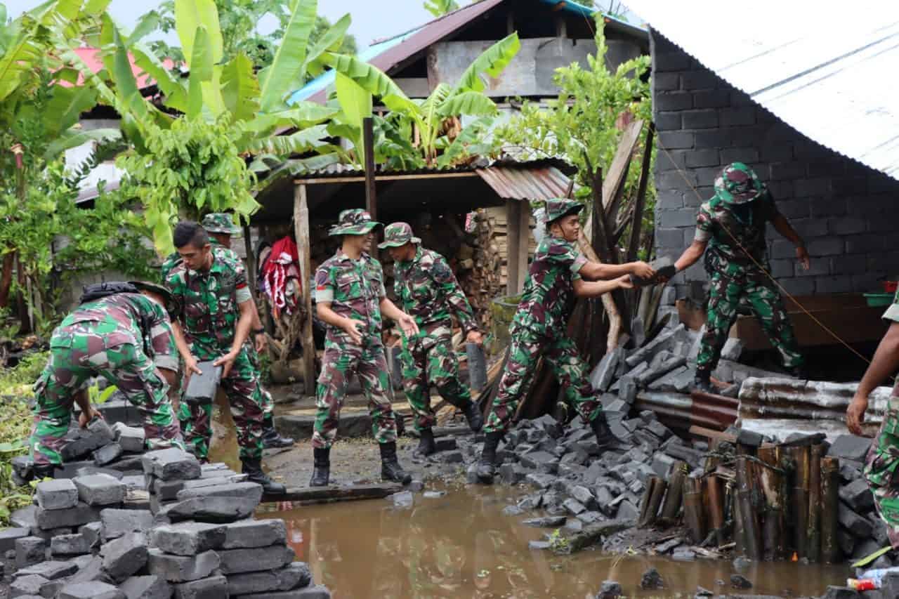 TNI Gelar Karya Bakti Bersihkan Puing-Puing Pasca Gempa Bumi di Wilayah Halut
