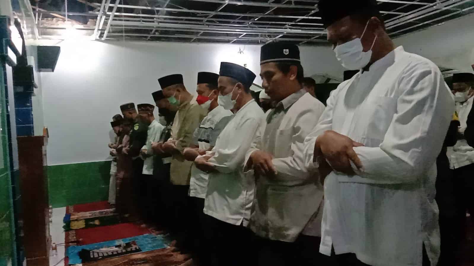 Forkopimda Kota Cirebon Shalat Tarawih dan Tarhim di Masjid Ar-Rasyidin Denpom III/3 Cirebon