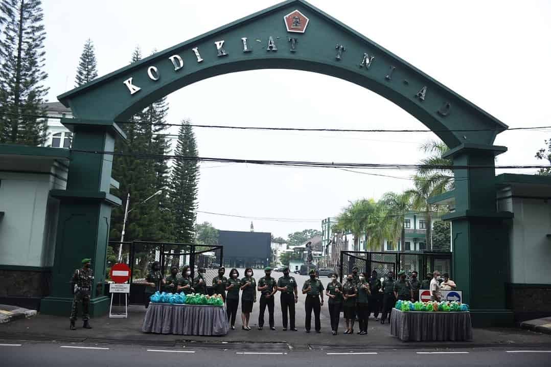 Kodiklatad Berbagi Takjil Kepada Warga Bandung