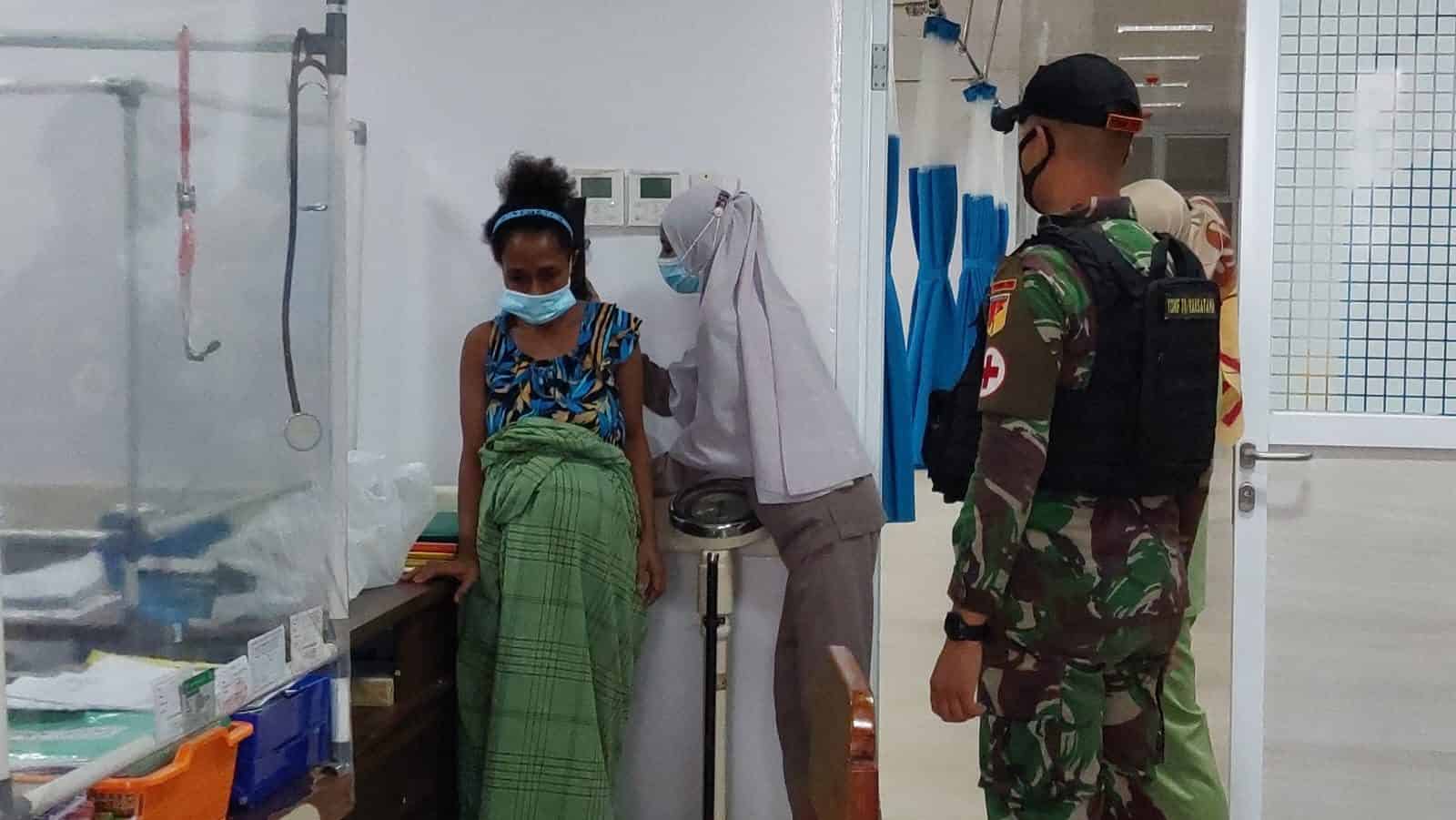 Satgas Yonif 711/Raksatama Bantu Evakuasi Ibu Yang Hendak Melahirkan, Sang Anak Diberi Nama Raksatama