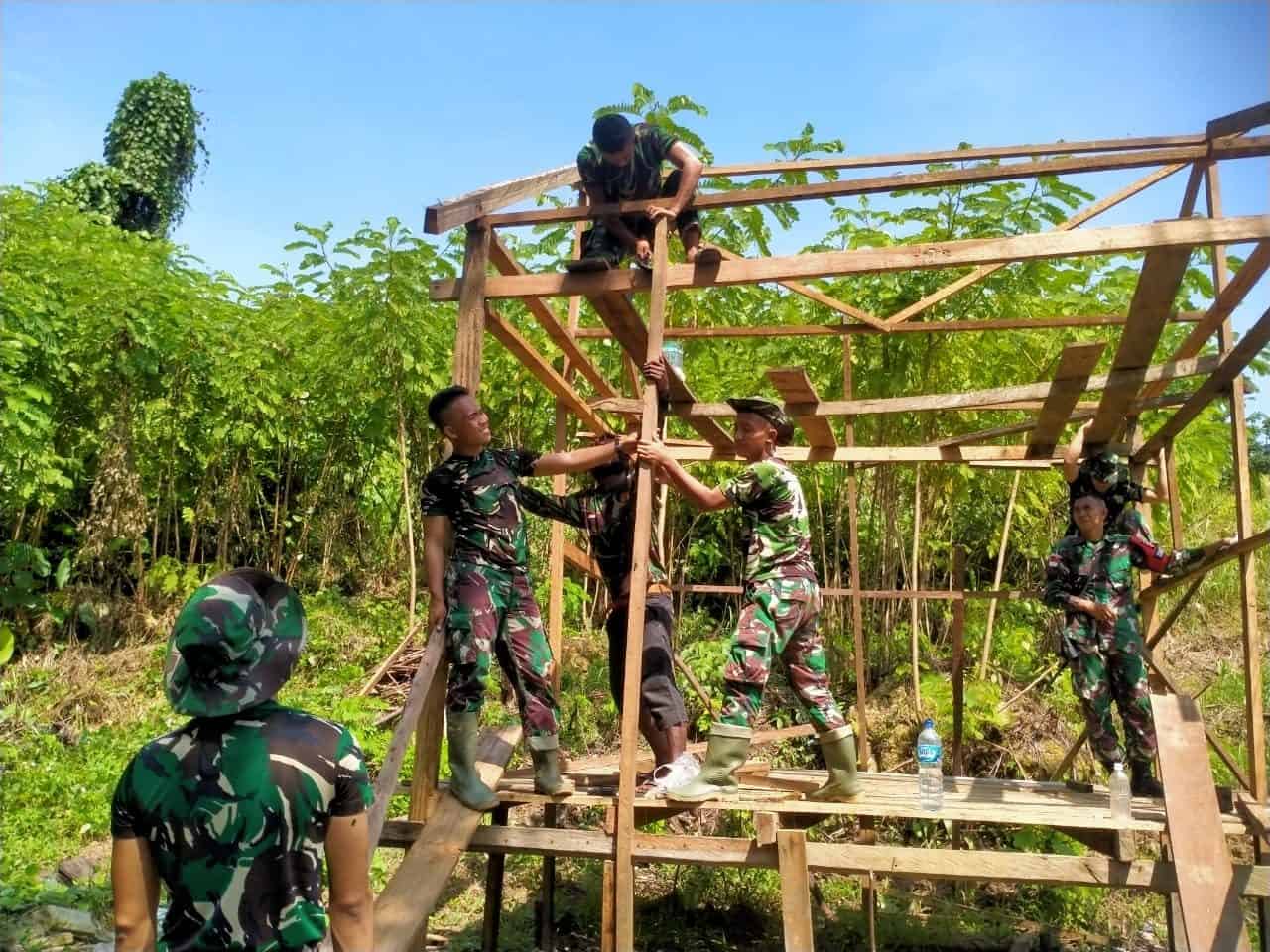 Perkuat Kemanunggalan, Satgas Pamtas Yonif 711/RKS Bantu Bangun Rumah Warga Kurang Mampu
