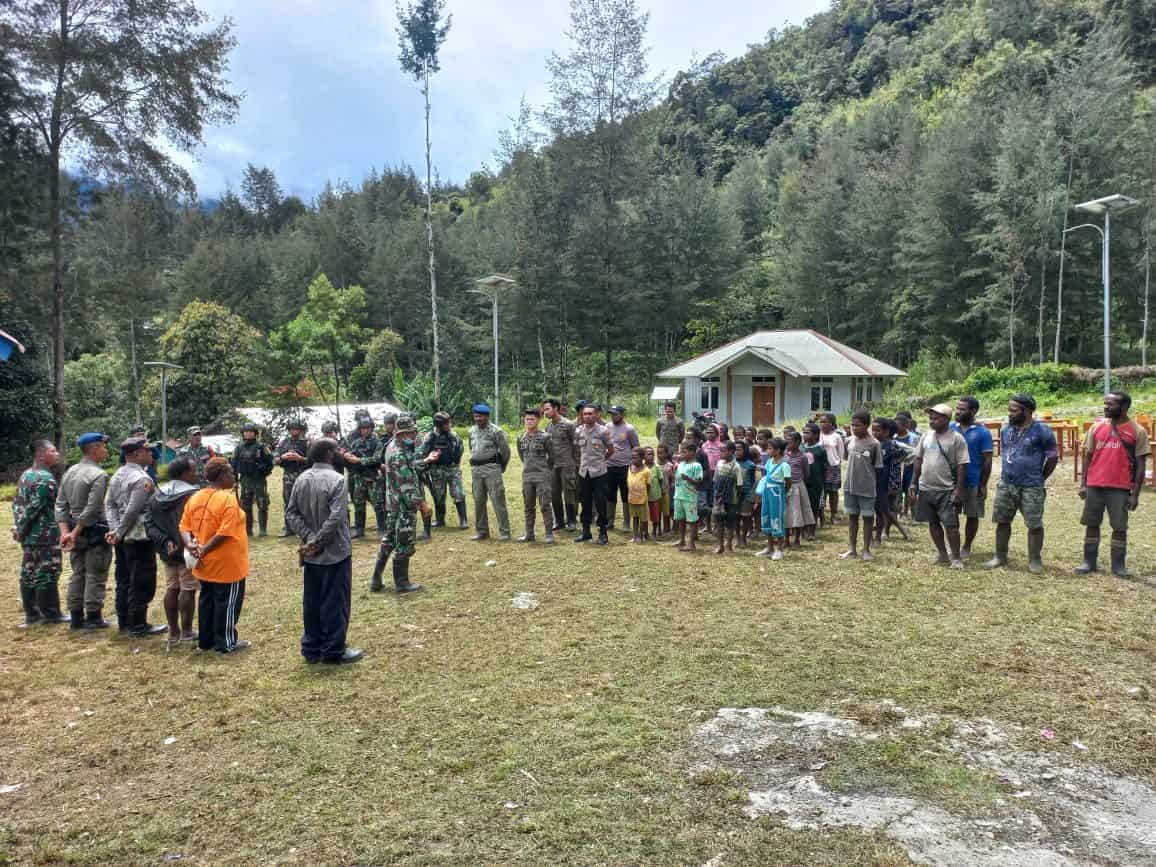 Satgas Kodim YR 408/SBH Bersihkan Sekolah Dasar di Pedalaman Papua