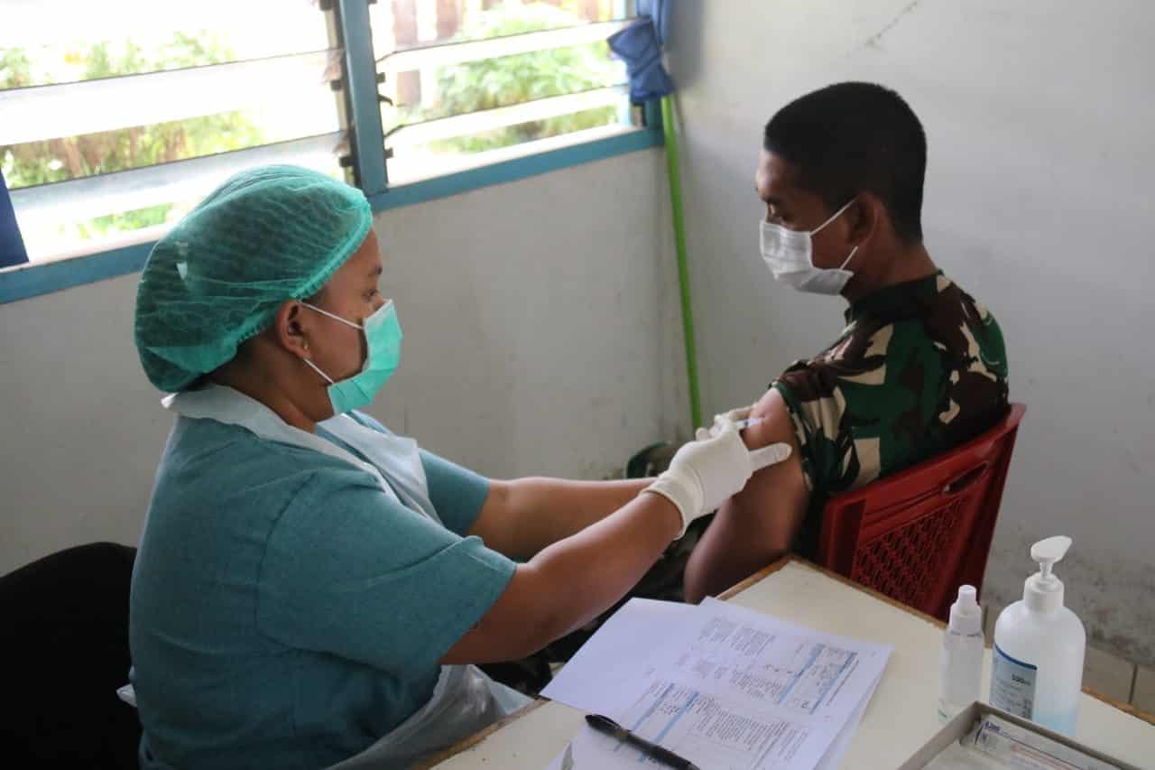 Sukseskan Program Pemerintah, Satgas Yonif MR 412 Laksanakan Vaksinasi Booster