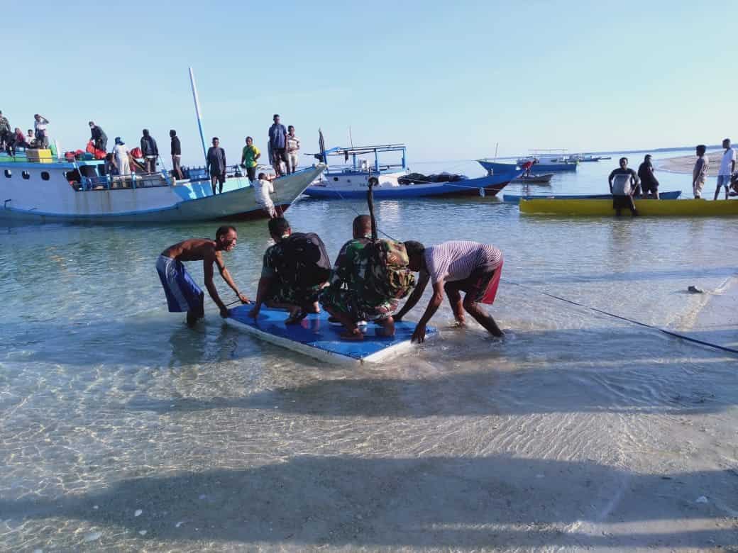 Jangkau Warga di Pulau Seberang, Kodim 1627 Bagikan BT-PKLWN ke Pulau Ndao