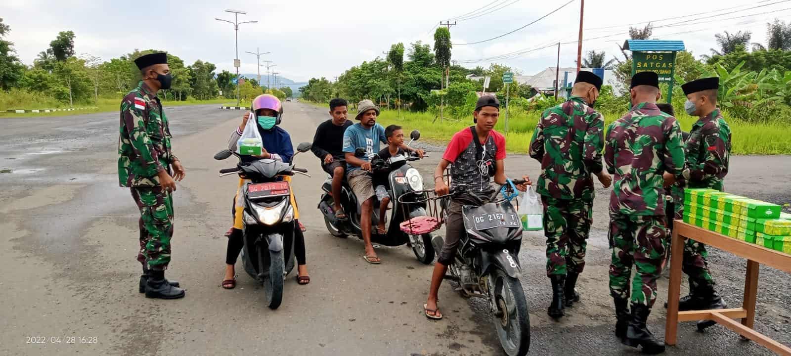 Satgas Kodim Maluku Utara Yonif RK 732/Banau, Berbagi Takjil di Bulan Ramadhan