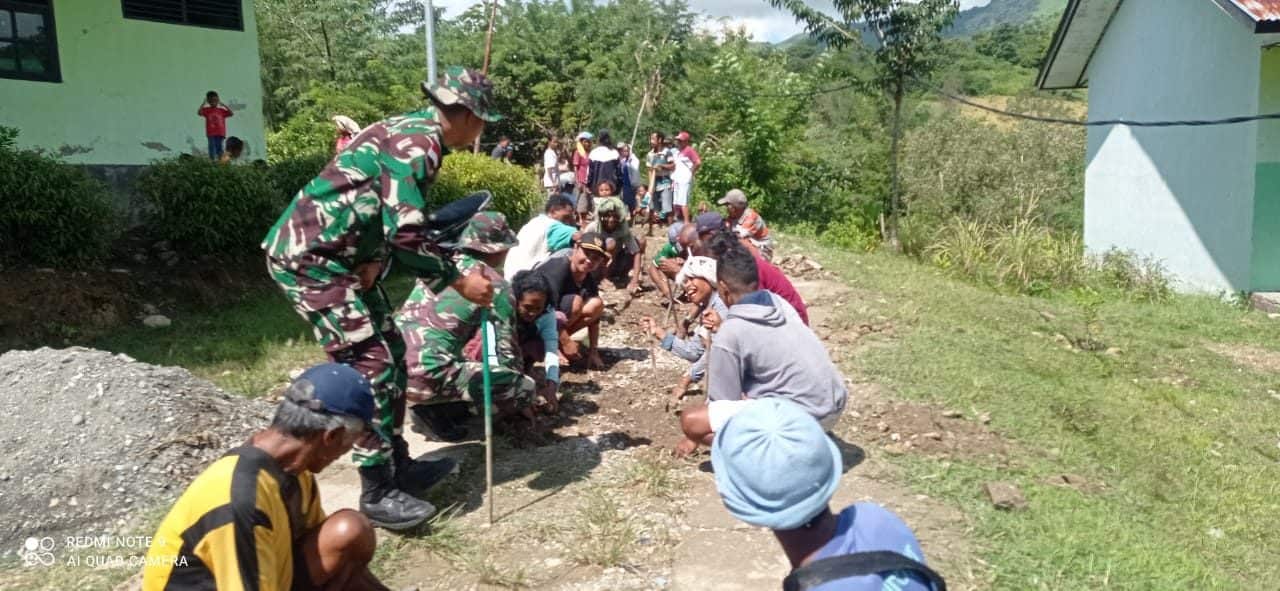 Satgas Yonif 743/PSY Bersama Masyarakat Gotong Royong Perbaiki Jalan Desa