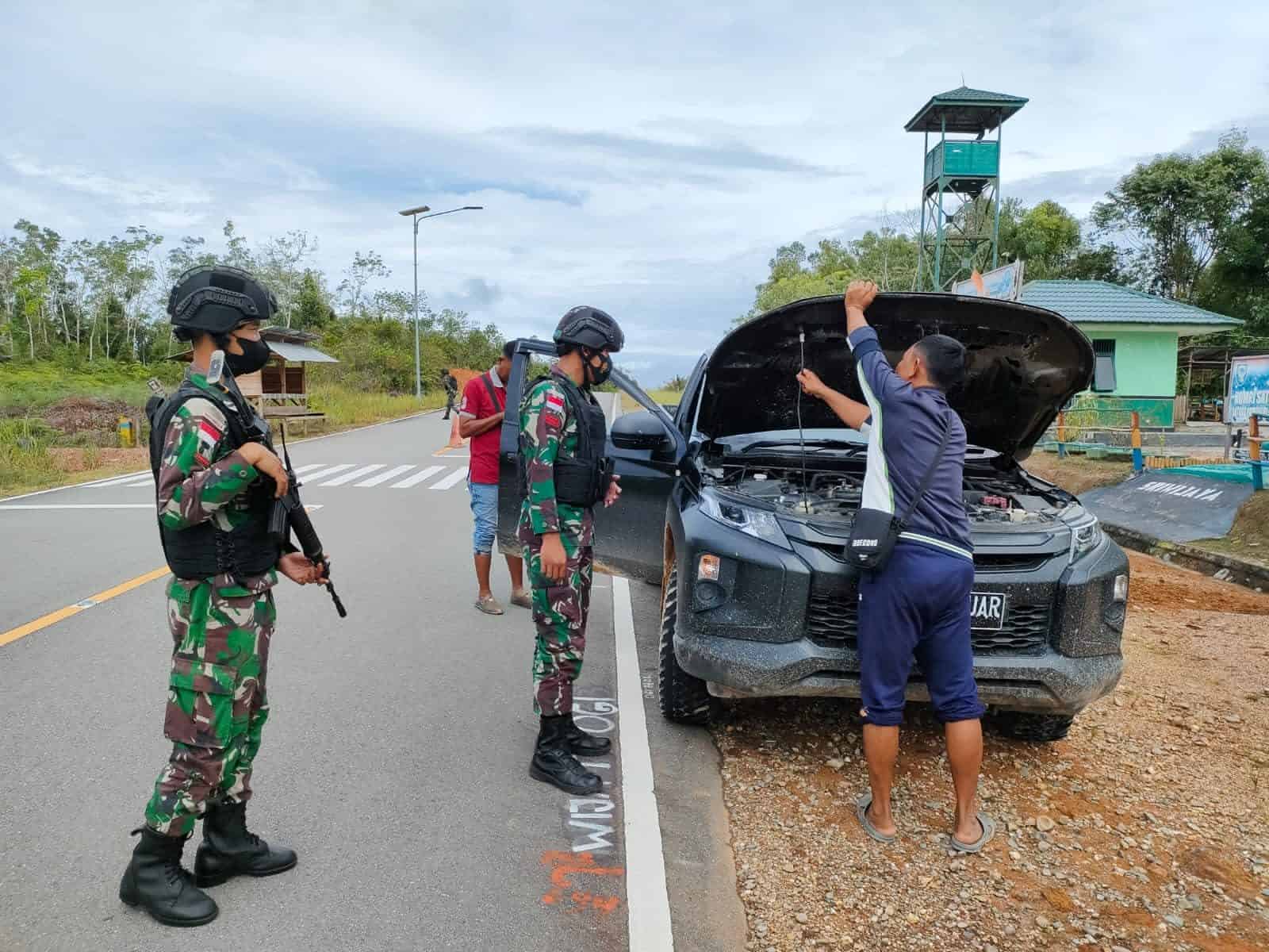 Cegah kegiatan illegal Anggota Satgas Yonif 144/JY Sweeping di jalan raya Perbatasan