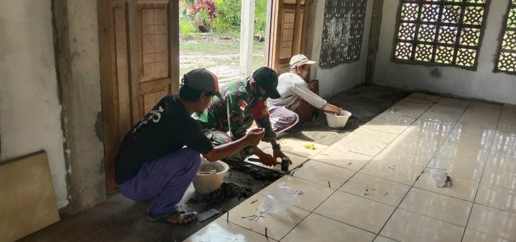 Bersama Warga, Satgas Pamtas RI-Malaysia Yonif Mekanis 643/Wns Karya Bhakti Bangun Surau Perbatasan