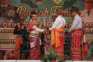 Kasad Terima Penobatan Gelar Adat Raja Sonbai