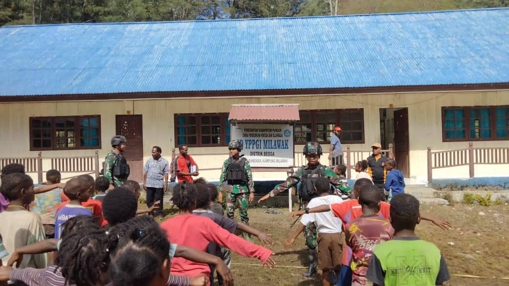 Satgas Kodim YR 408/SBH Olahraga Bersama Guru dan Murid SD di Pedalaman Papua