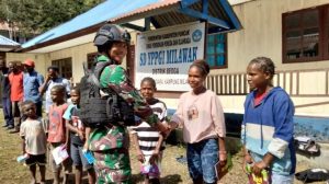 Satgas Kodim YR 408/SBH Olahraga Bersama Guru dan Murid SD di Pedalaman Papua