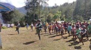 Satgas Kodim YR 408/SBH Olahraga Bersama Guru dan Murid SD di Pedalaman Papua