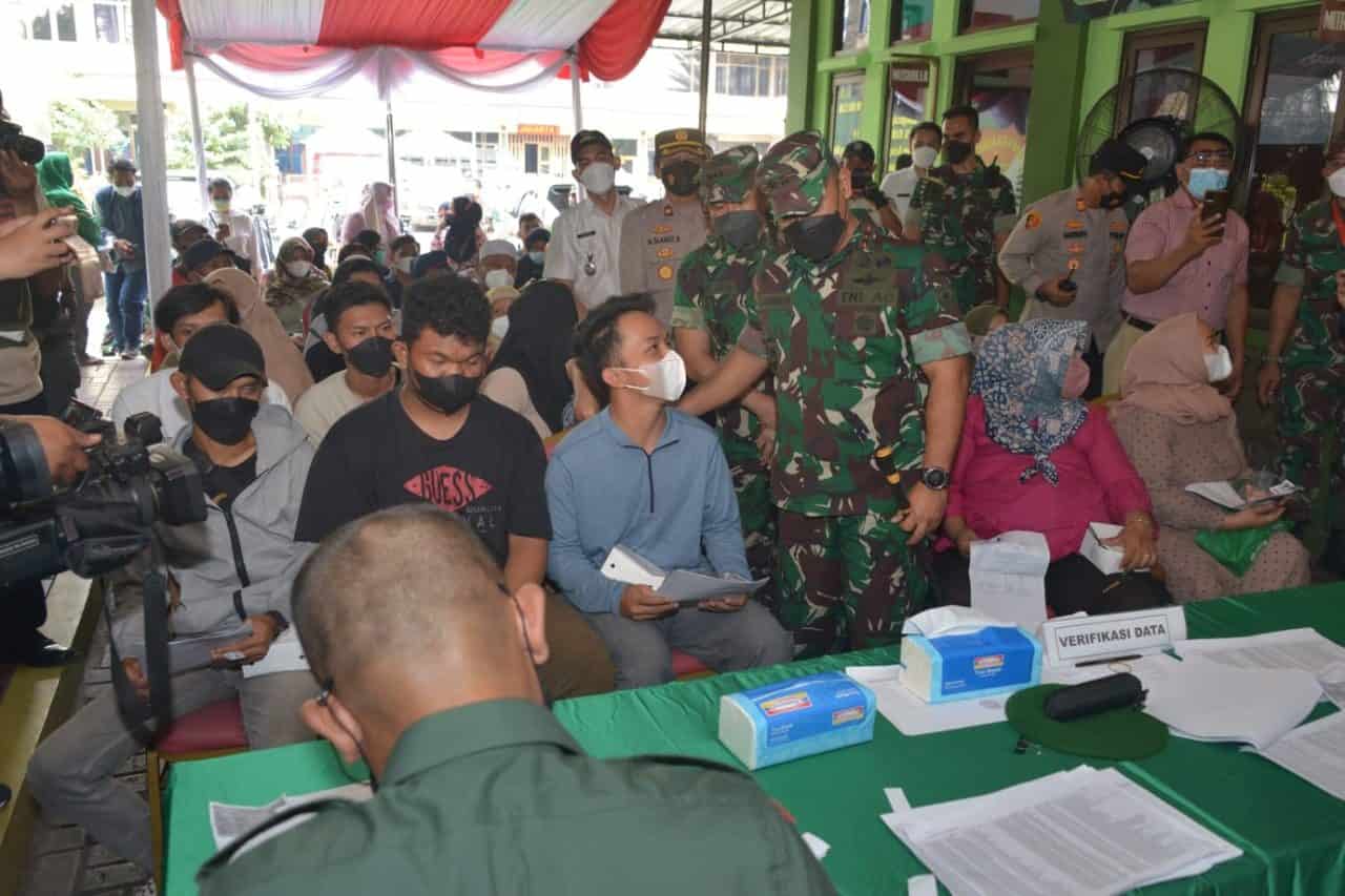 Pangdam Jaya/Jayakarta Mayjen TNI Untung Budiharto Meninjau Penyaluran BTPKLW Minyak Goreng dari Pemerintah