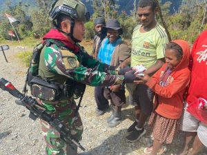Satgas Kodim Yonif Para Raider 328 Kostrad Berbagi Kebahagiaan dengan Masyarakat Papua