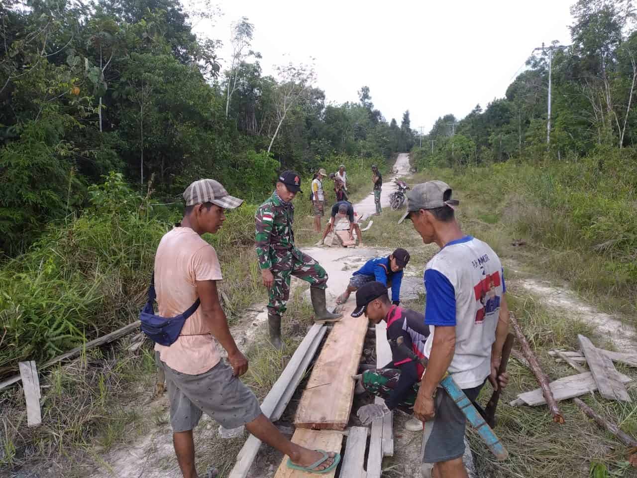 Satgas Yonif 144/JY Bantu Benahi Jalan Rusak di Perbatasan