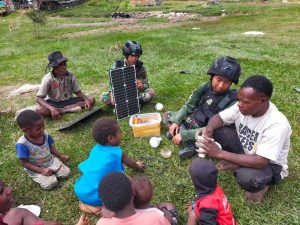 Satgas Yonif MR 412 Ajari Masyarakat Desa Loanom Perbaiki Lampu Panel Surya