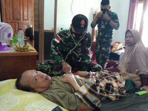 Anggota Satgas Yonif 144/JY Berikan Bantuan Pengobatan Kepada Warga Yang Sakit di Perbatasan