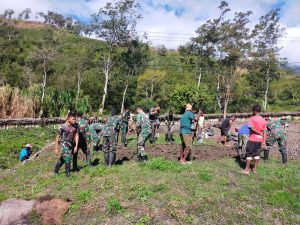 Satgas Pamtas RI-PNG Yonif Raider 142/KJ Bantu Buka Lahan Perkebunan di Area Gereja GKI Betel Polimo