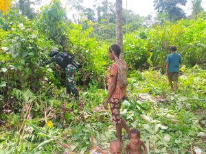 Satgas Pamtas RI-PNG Kewilayahan Yonif Raider 142/KJ Bantu Kepala Suku Kampung Bruto Buka Lahan Tidur