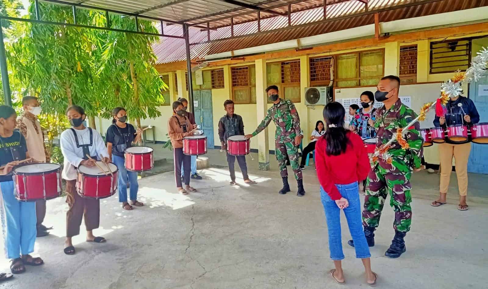 Satgas Yonif 743/PSY Latih Drumband Di Sekolah Perbatasan