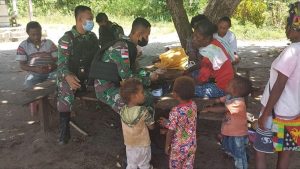 Wujudkan Papua Sehat, Satgas Pamtas Yonif 711/Rks Gelar Pengobatan Keliling ke Rumah-Rumah Warga