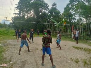 Jalin Keakraban, Satgas Pamtas Yonif 711/Rks Gelar Olahraga Bersama Masyarakat Papua