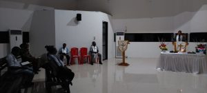 Bukti Kepercayaan Masyarakat, Anggota Satgas Pamtas Yonif 711/Rks di Daulat Menjadi Pengurus Pelayan Gereja GKI Skouw